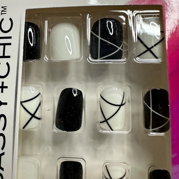 🩷5/$10 Black and White Fashion Nails - Picture 3 of 5